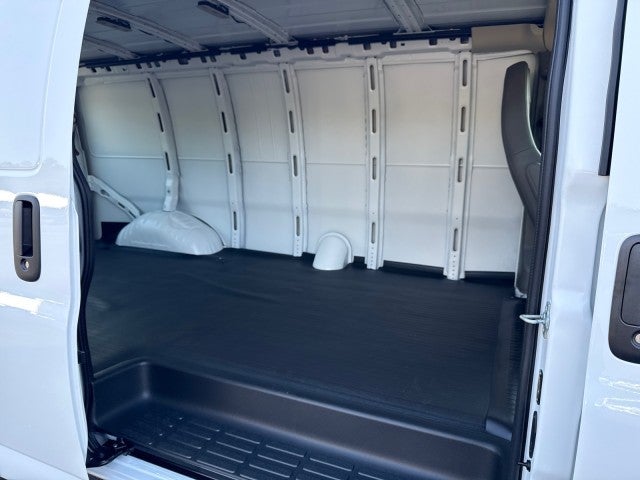 2025 Chevrolet Express Cargo 3500 WT