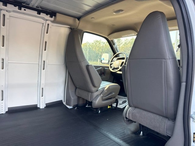 2025 Chevrolet Express Cargo 3500 WT